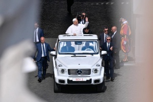 papież w papamobile